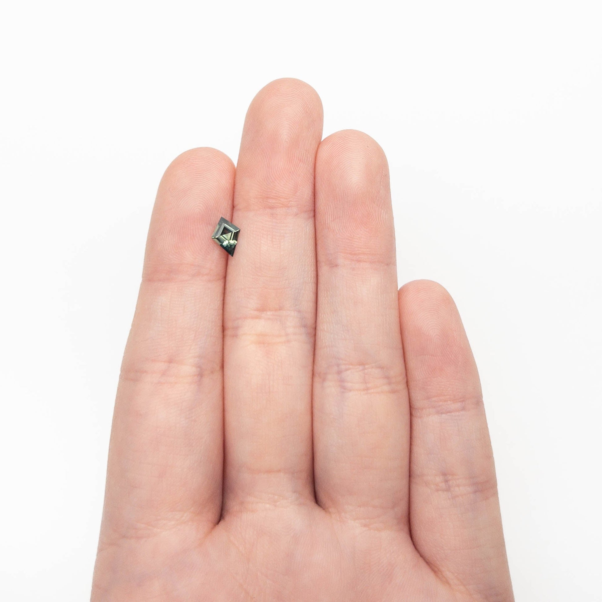0.54カラット 7.68x5.44x2.64mm カイトステップカットサファイア 27363-14