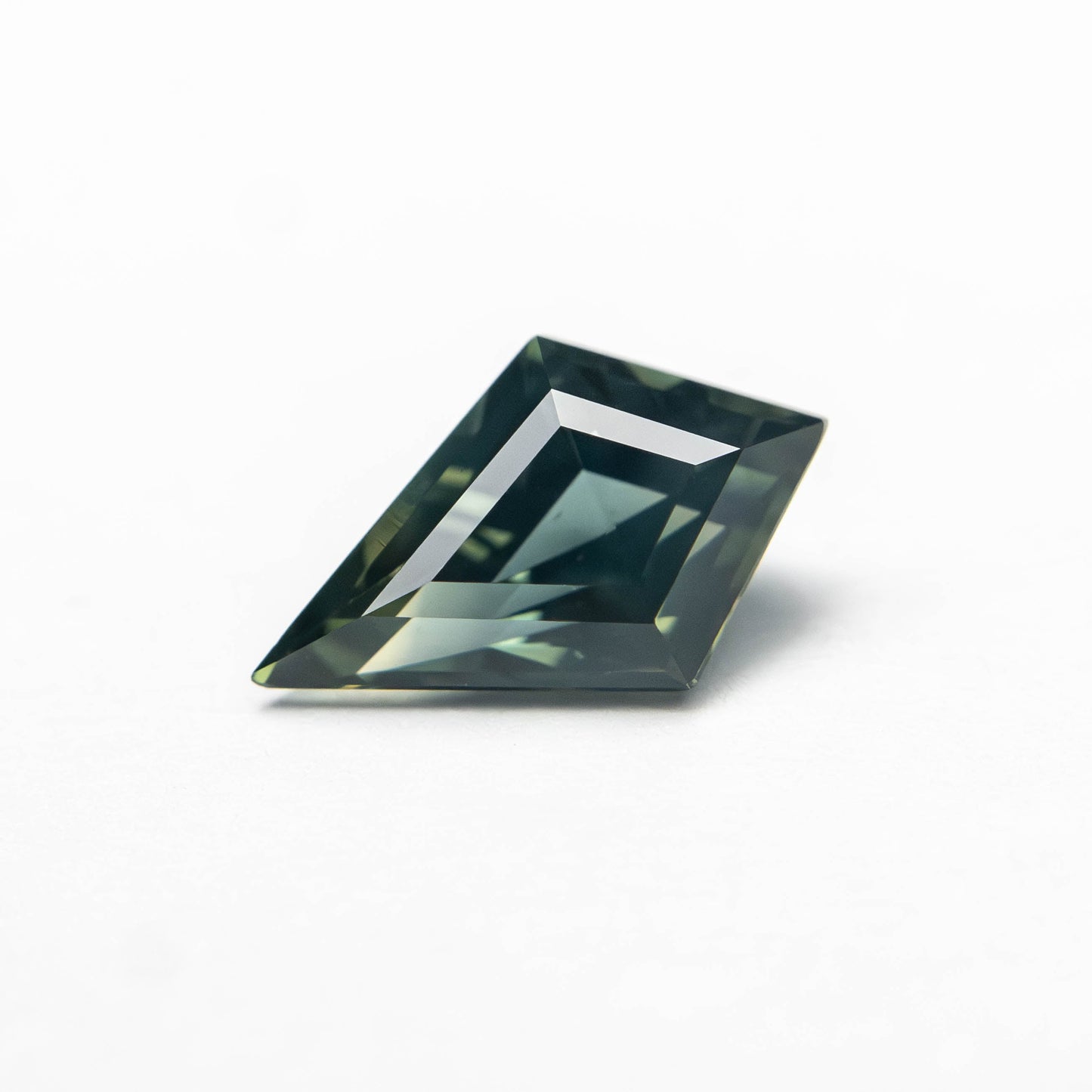 0.67ct 8.12x4.94x3.15mm カイトステップカットサファイア 27363-15
