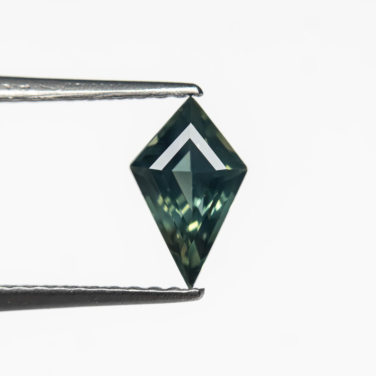 0.67ct 8.12x4.94x3.15mm カイトステップカットサファイア 27363-15