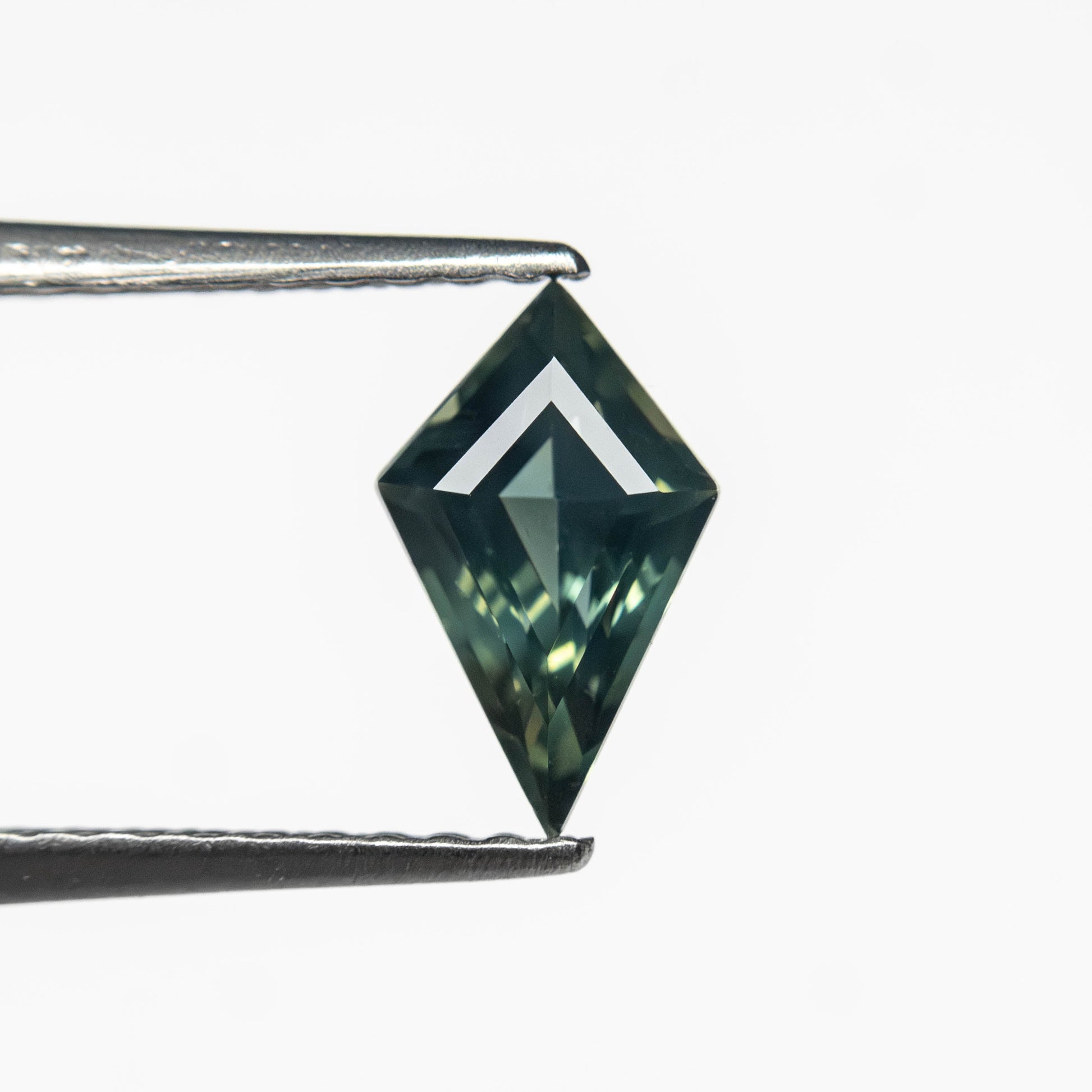 0.67ct 8.12x4.94x3.15mm カイトステップカットサファイア 27363-15