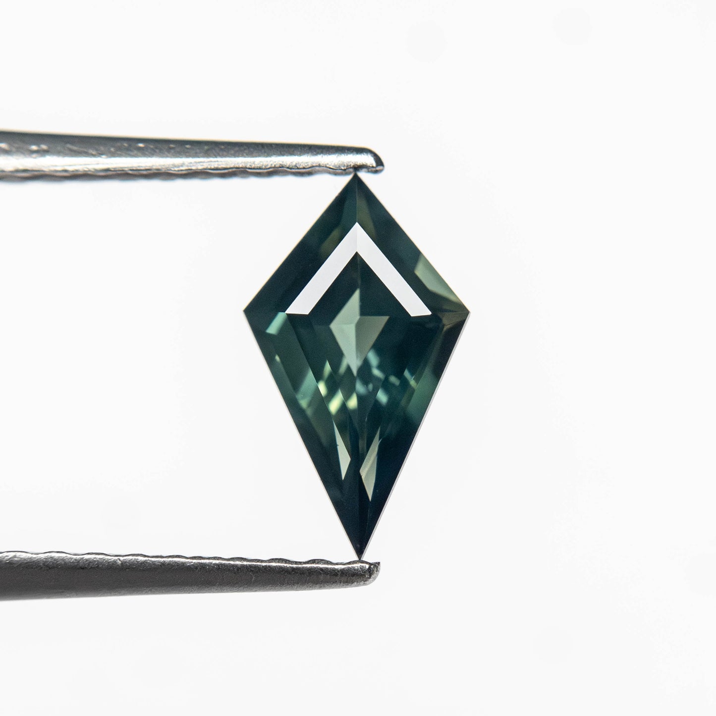 0.58カラット 8.45x4.89x2.73mm カイトステップカットサファイア 27363-18
