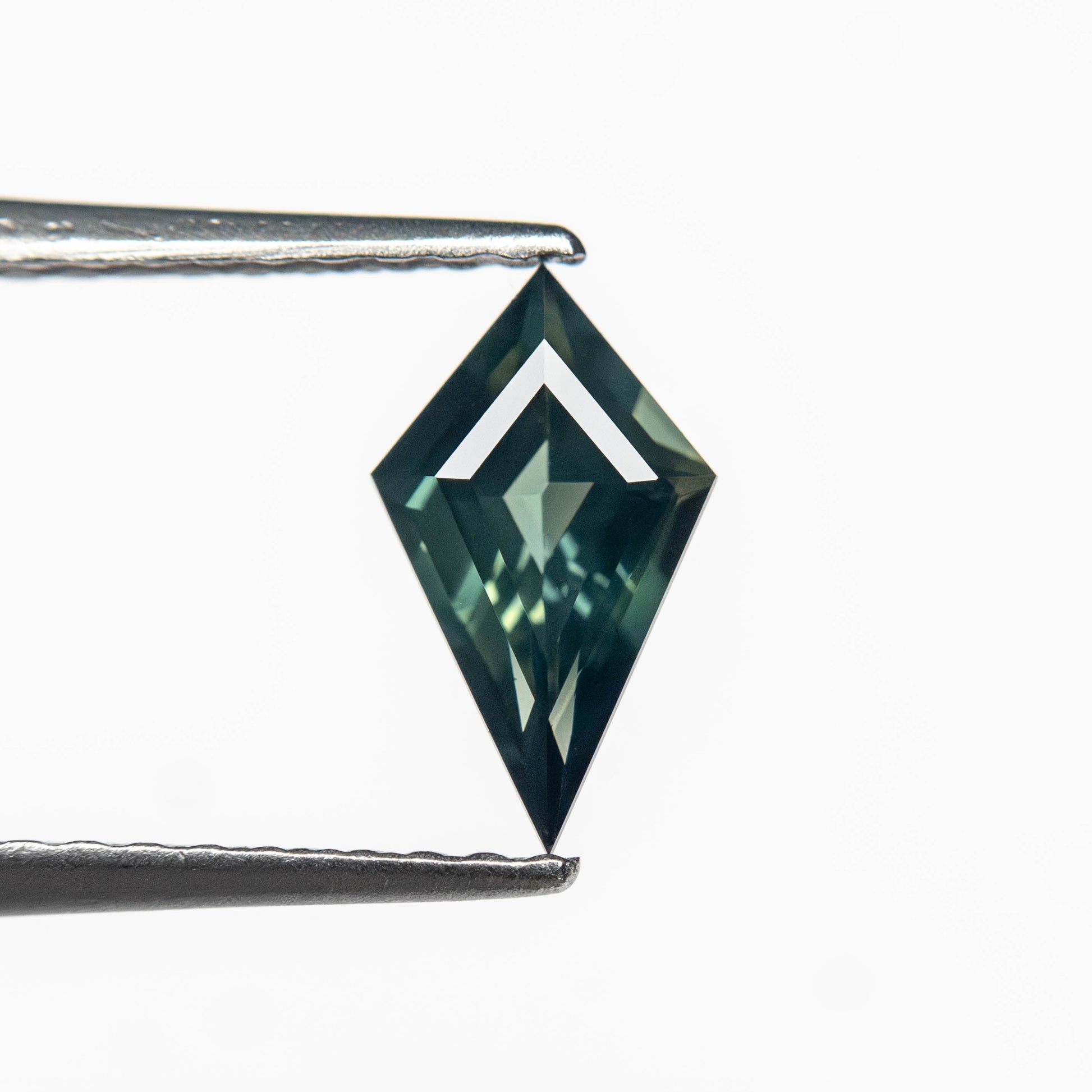 0.58カラット 8.45x4.89x2.73mm カイトステップカットサファイア 27363-18