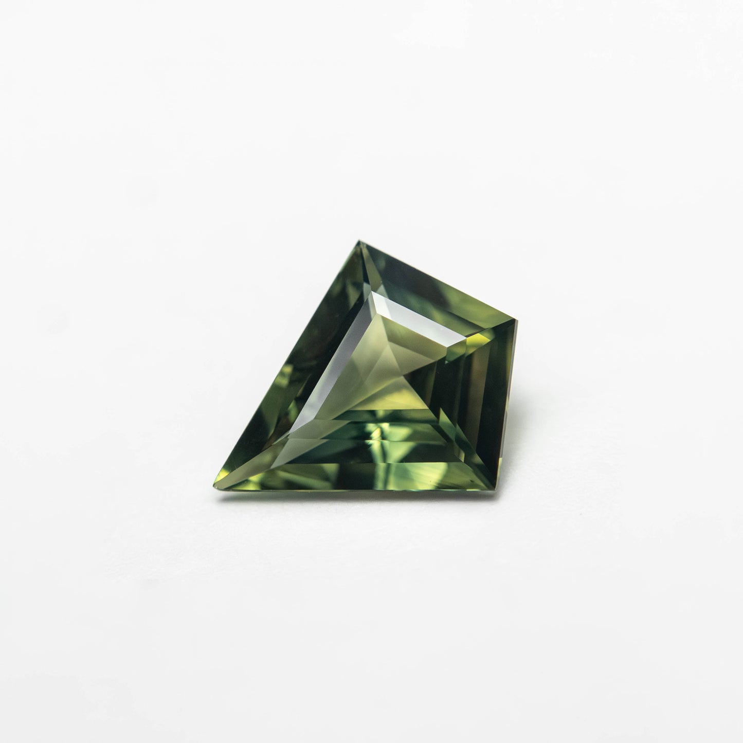 0.85カラット 8.47x7.22x2.84mm カイトステップカットサファイア 27363-19