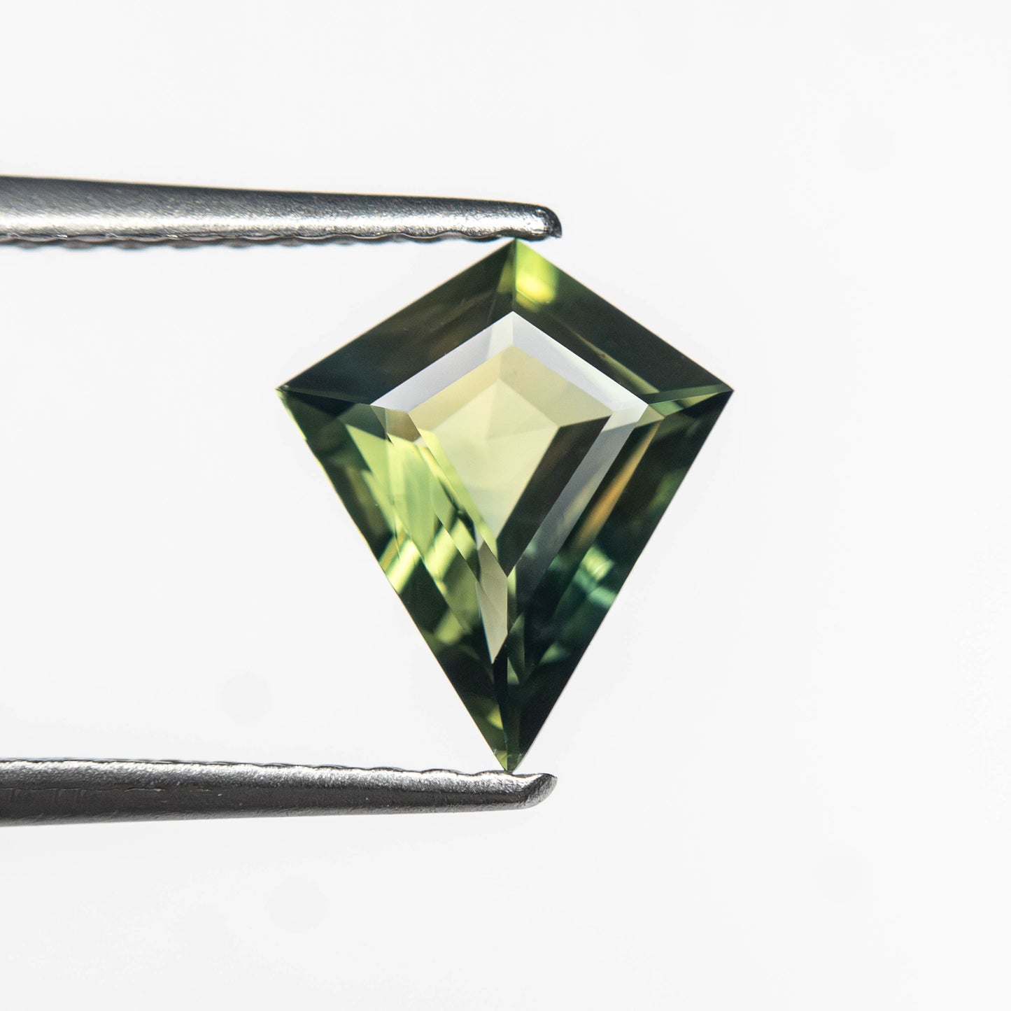 0.85カラット 8.47x7.22x2.84mm カイトステップカットサファイア 27363-19