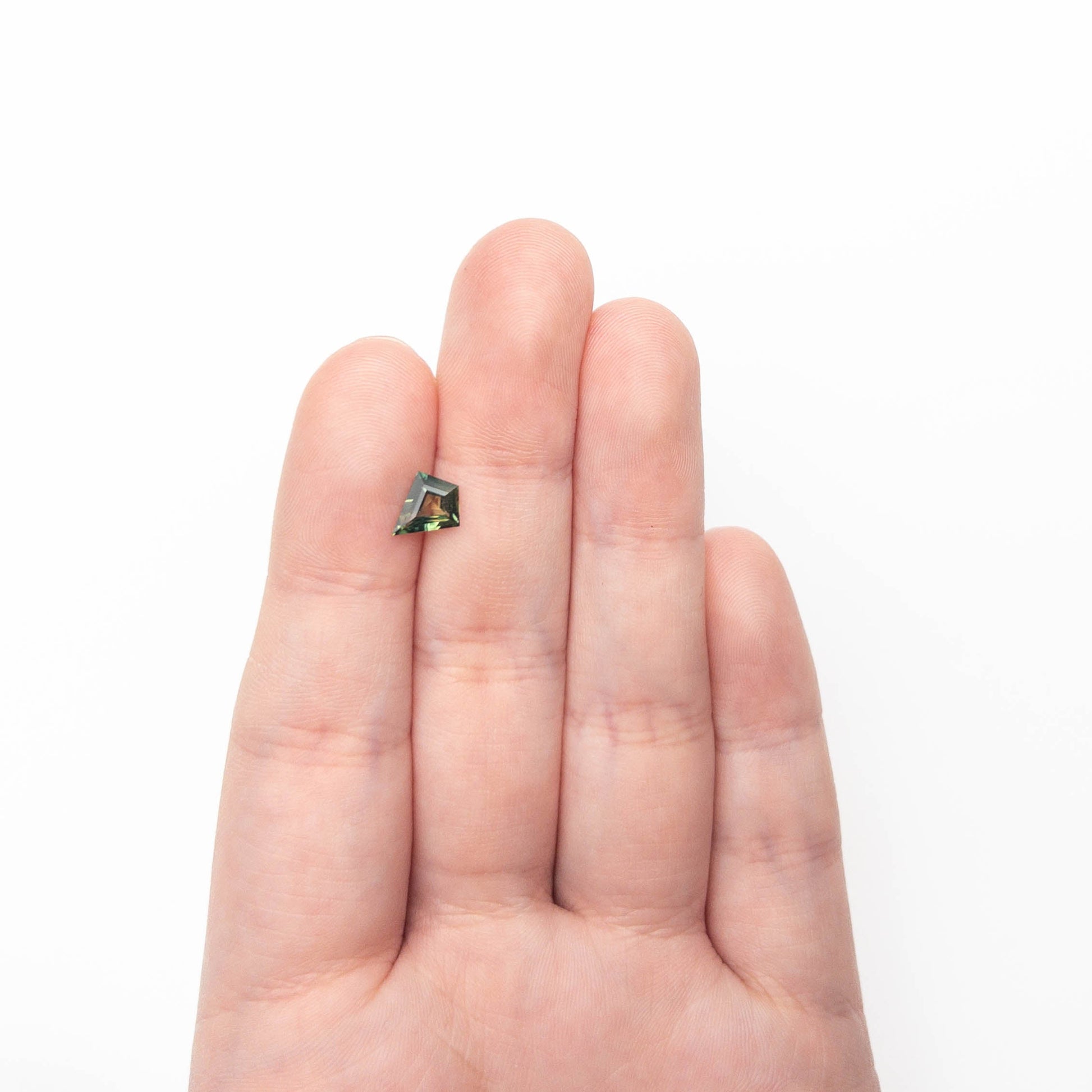 0.85カラット 8.47x7.22x2.84mm カイトステップカットサファイア 27363-19