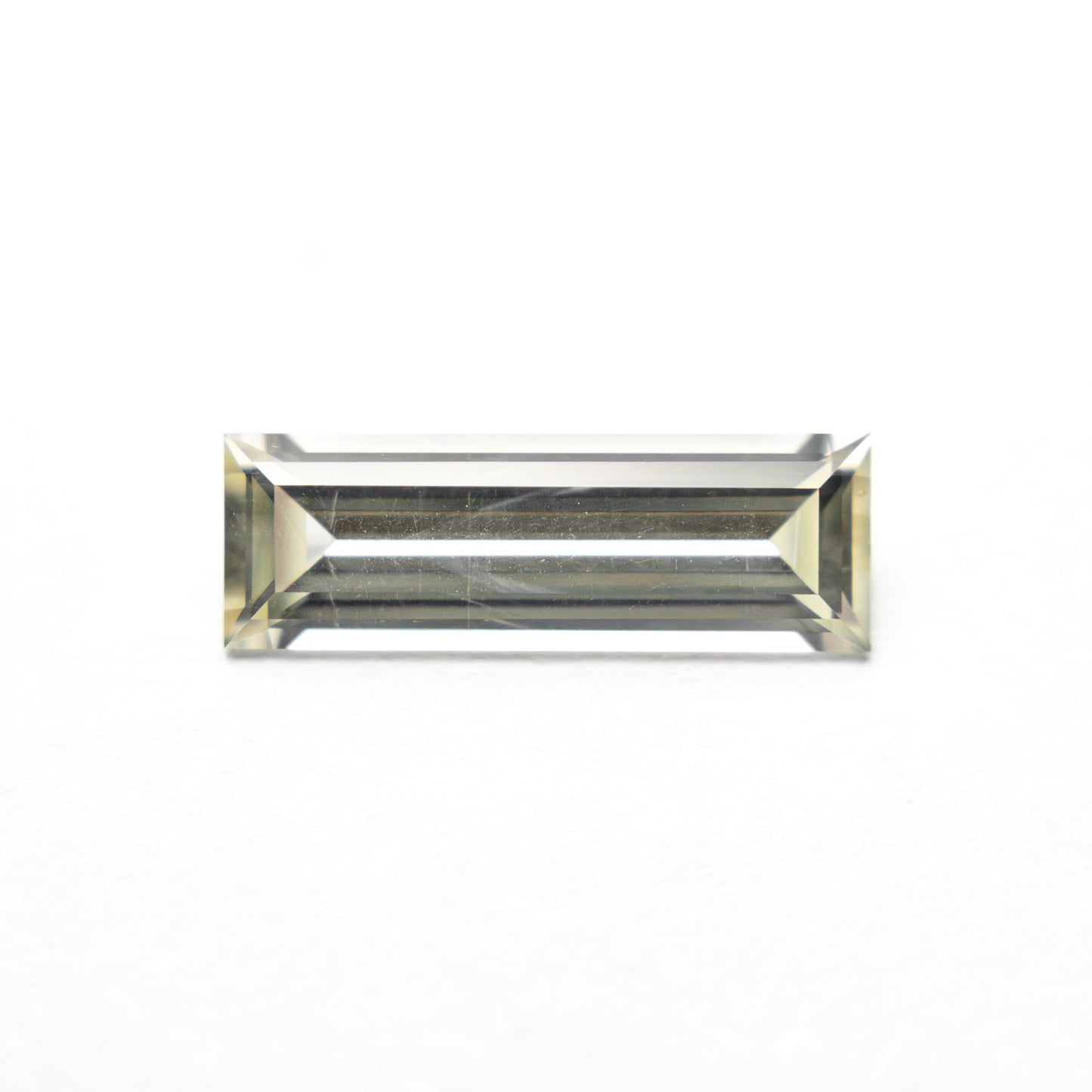 0.84ct 9.95x3.36x2.17mm バゲットステップカットサファイア 27719-01