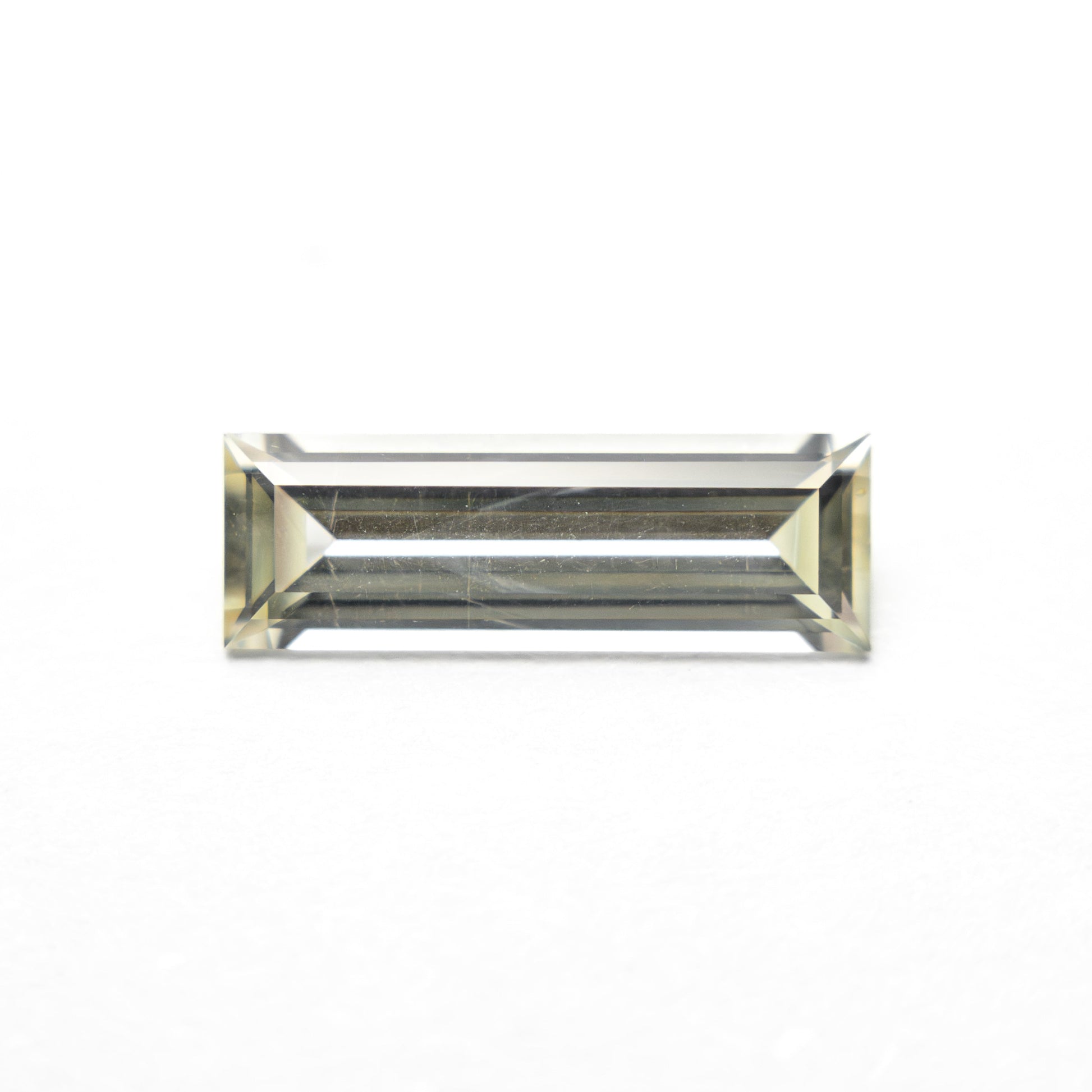 0.84ct 9.95x3.36x2.17mm バゲットステップカットサファイア 27719-01