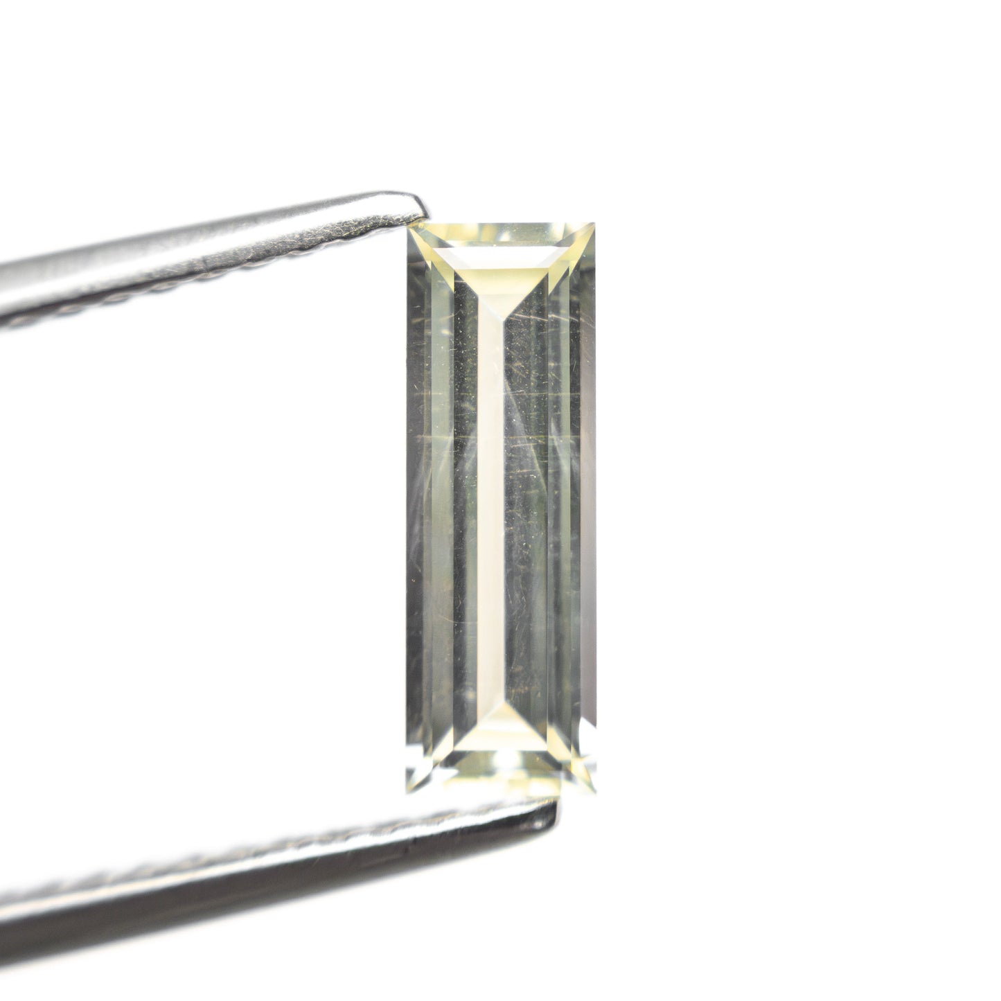 0.84ct 9.95x3.36x2.17mm バゲットステップカットサファイア 27719-01