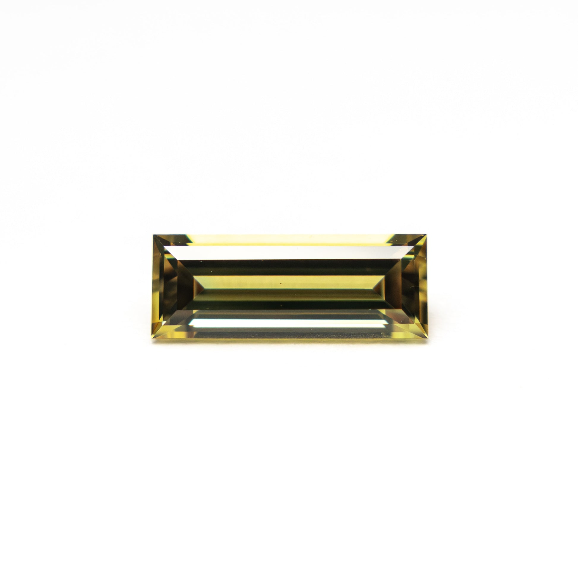 0.75ct 8.56x3.27x2.36mm バゲットカットサファイア 27719-03