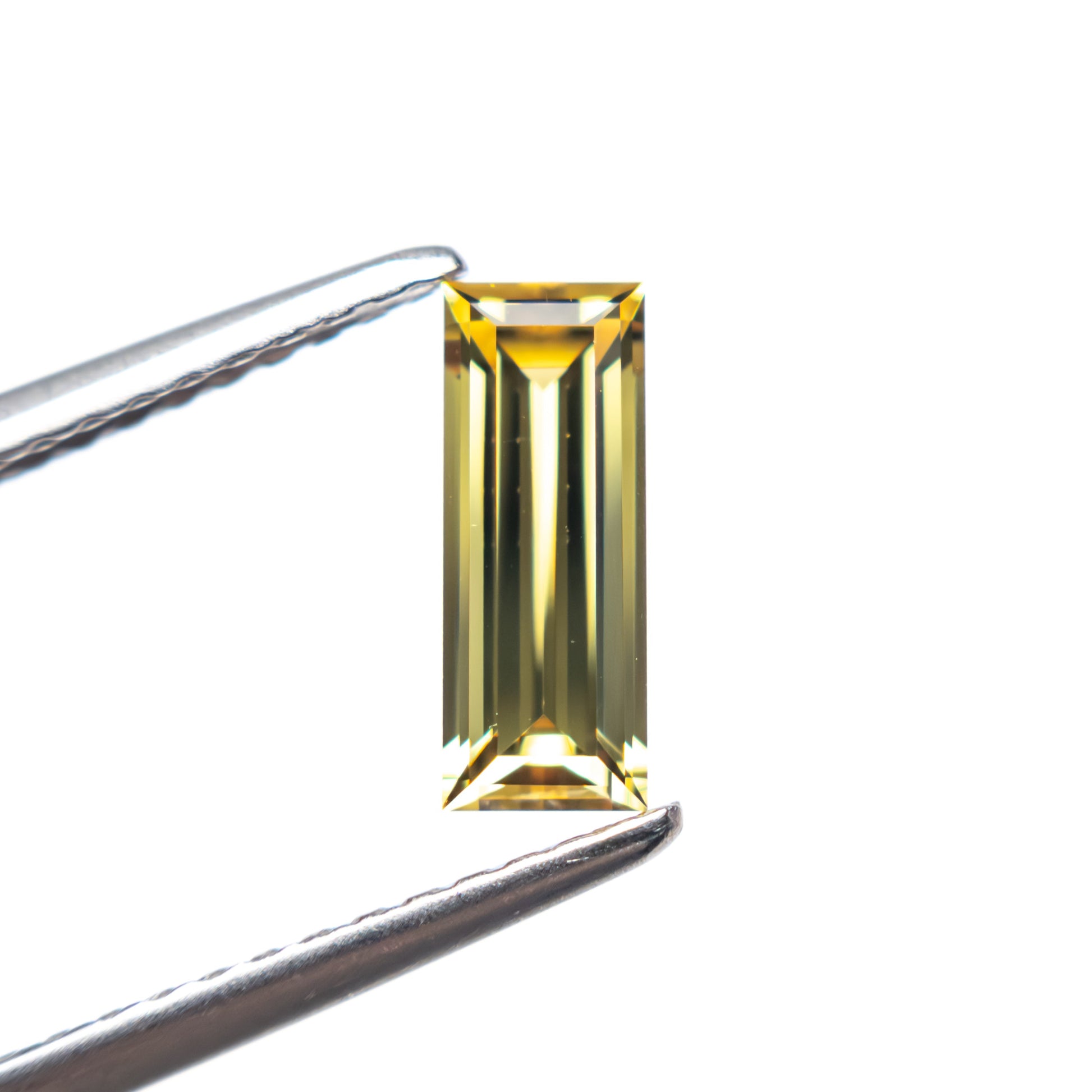 0.75ct 8.56x3.27x2.36mm バゲットカットサファイア 27719-03