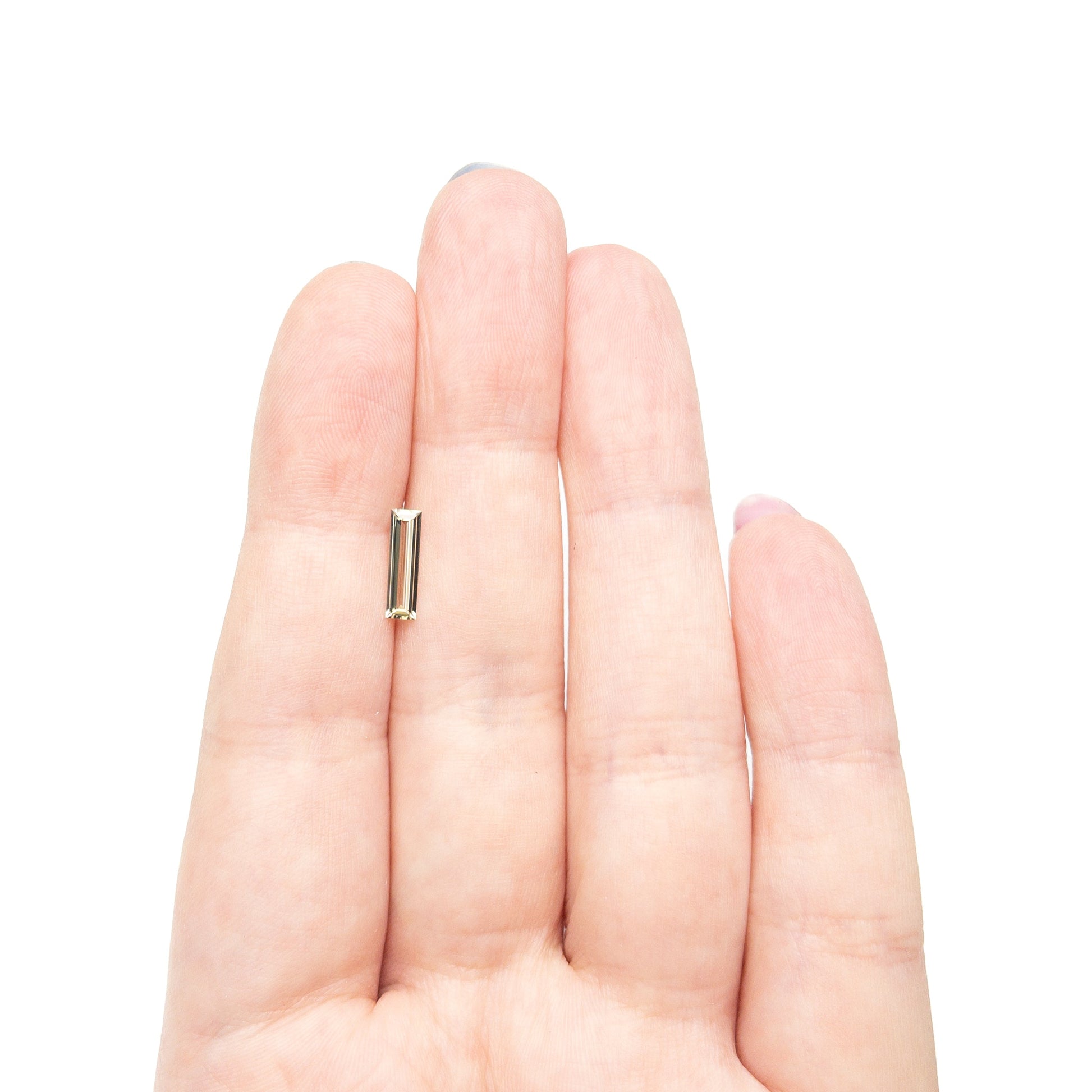0.62カラット 10.53x2.95x1.70mm バゲットステップカットサファイア 27719-04