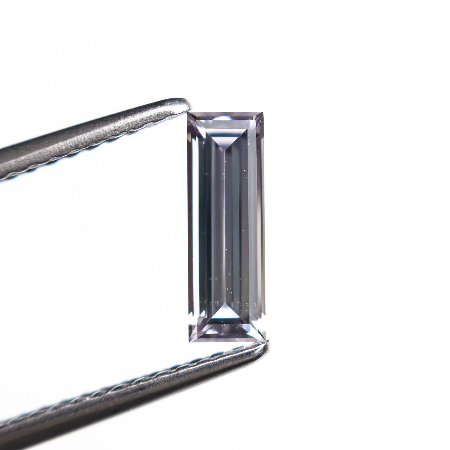 0.63ct 8.99x3.02x2.04mm バゲットステップカットサファイア 27720-02