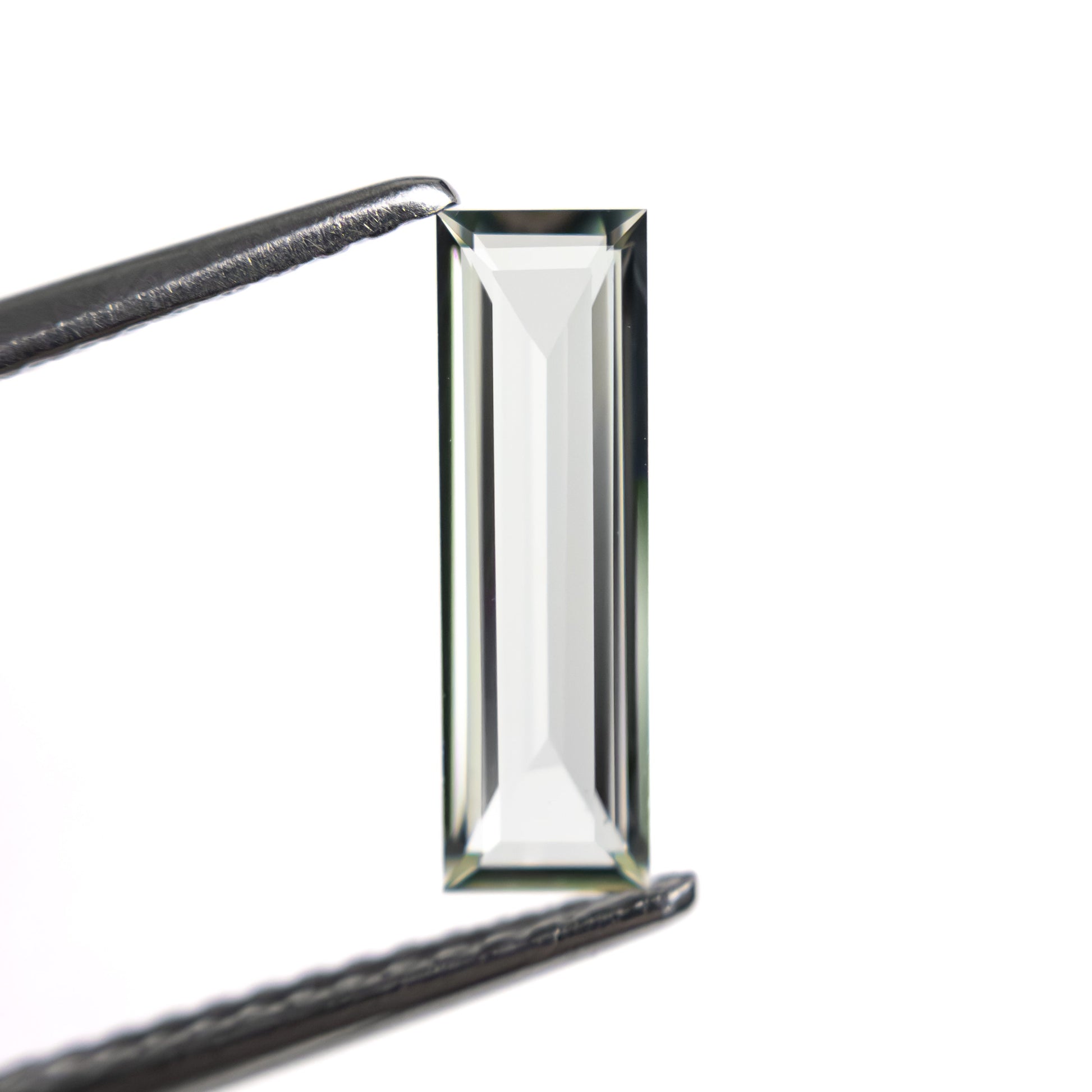 0.81ct 11.41x3.48x1.63mm バゲットステップカットサファイア 27720-05