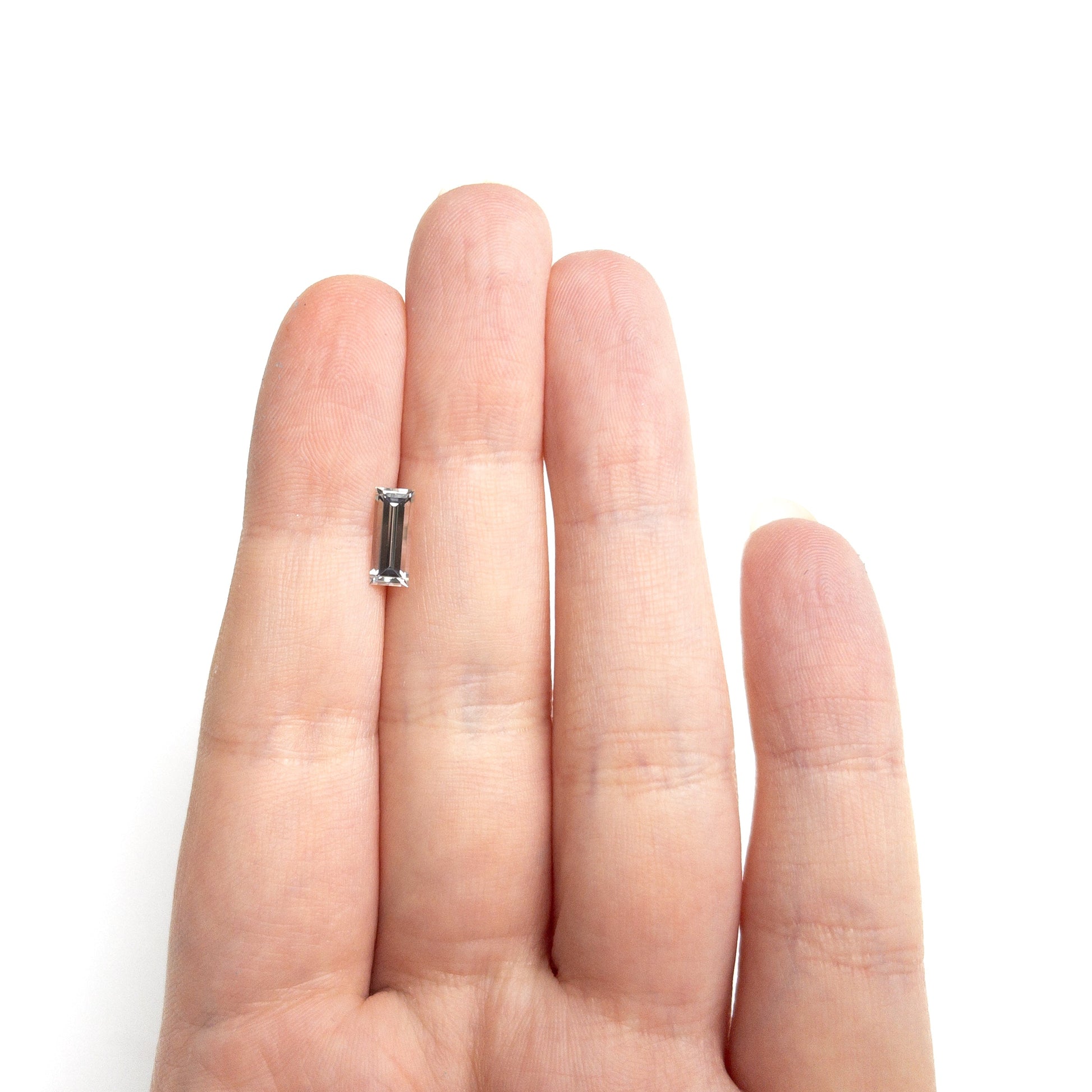 1.06カラット 9.53x3.81x2.64mm バゲットステップカットサファイア 27720-07