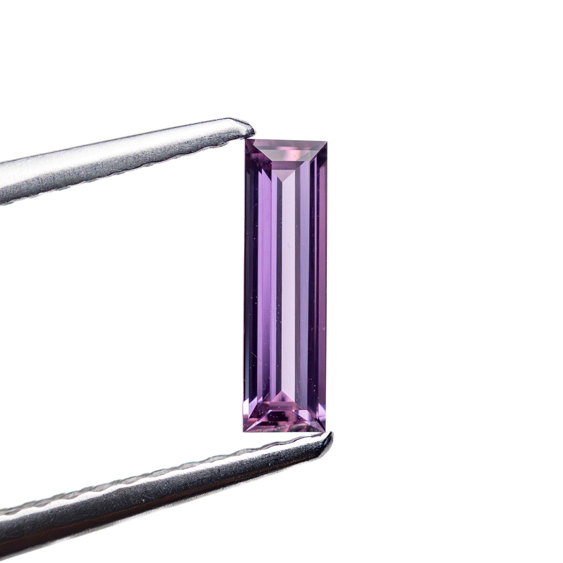 0.39ct 8.54x2.47x1.62mm バゲットステップカットサファイア 27721-05
