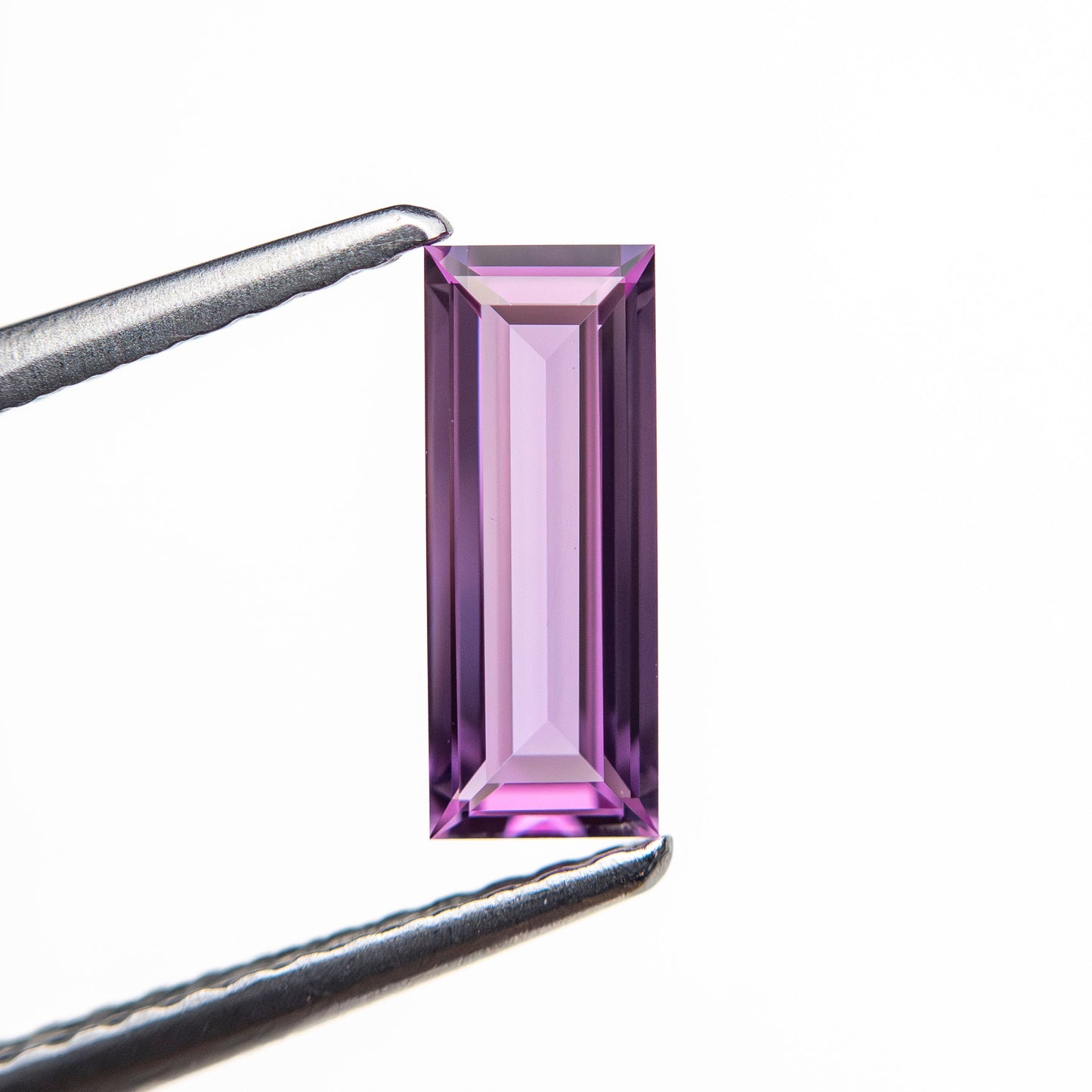 0.65ct 8.81x3.41x1.88mm バゲットステップカットサファイア 27721-07