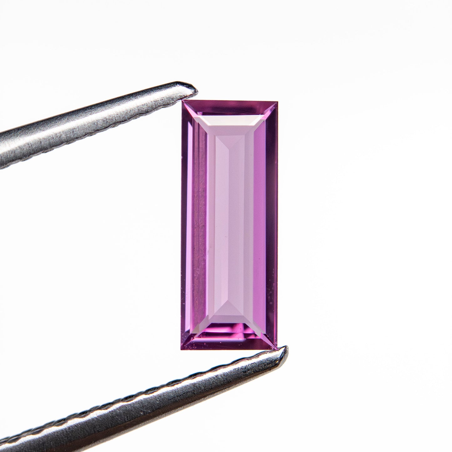 0.66ct 9.07x3.53x1.68mm バゲットステップカットサファイア 27721-10