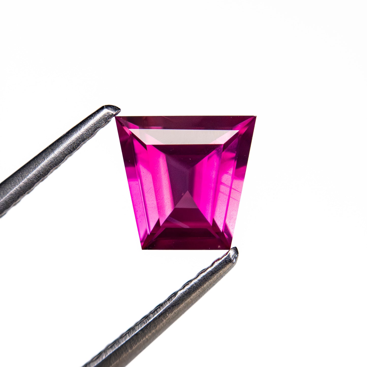 0.93ct 6.01x6.36x3.06mm トラピゾイドステップカットサファイア 27955-07