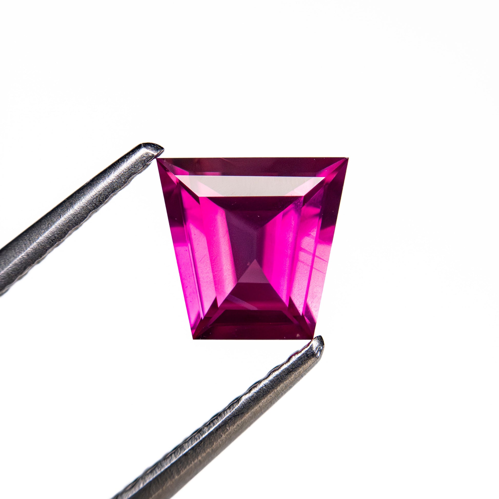 0.93ct 6.01x6.36x3.06mm トラピゾイドステップカットサファイア 27955-07