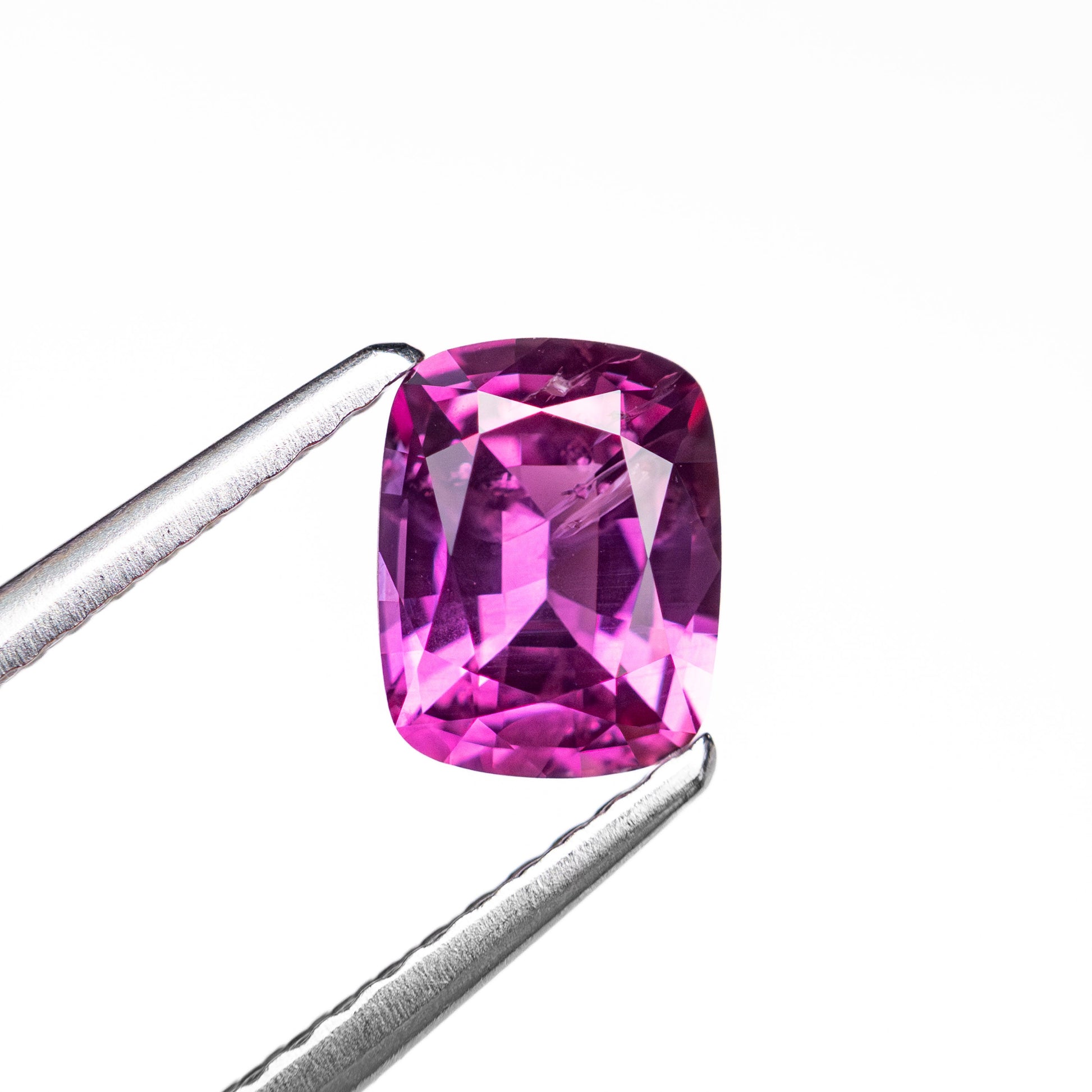 1.10ct 6.70x5.25x3.35mm クッションブリリアントサファイア 27956-08