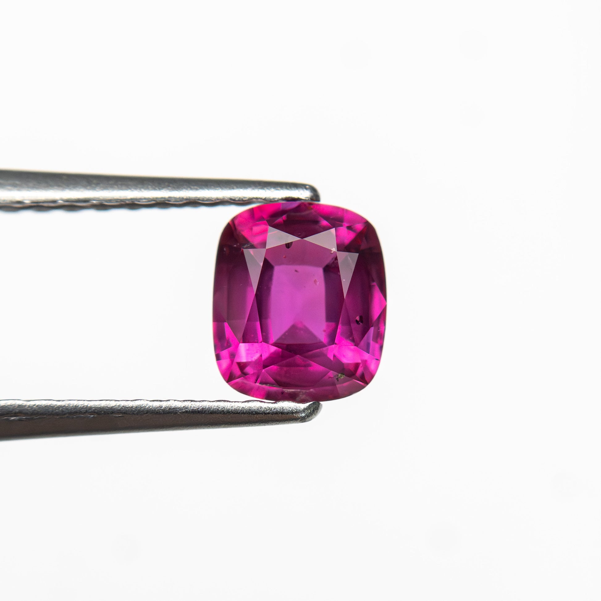 0.63ct 5.43x4.68x2.77mm クッションブリリアントサファイア 27956-18