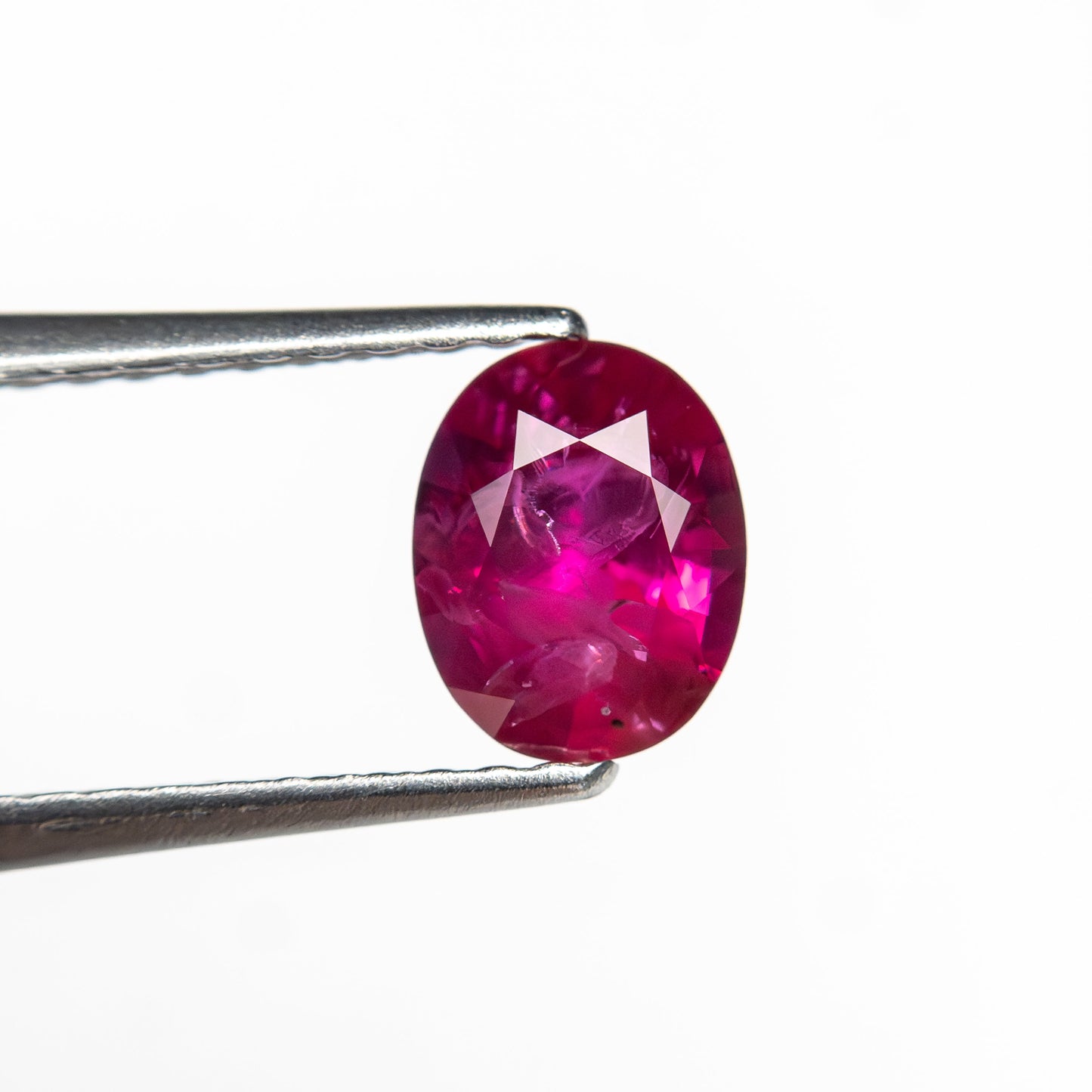 0.82カラット 6.31x5.00x3.28mm オーバルブリリアント ルビー 27957-02
