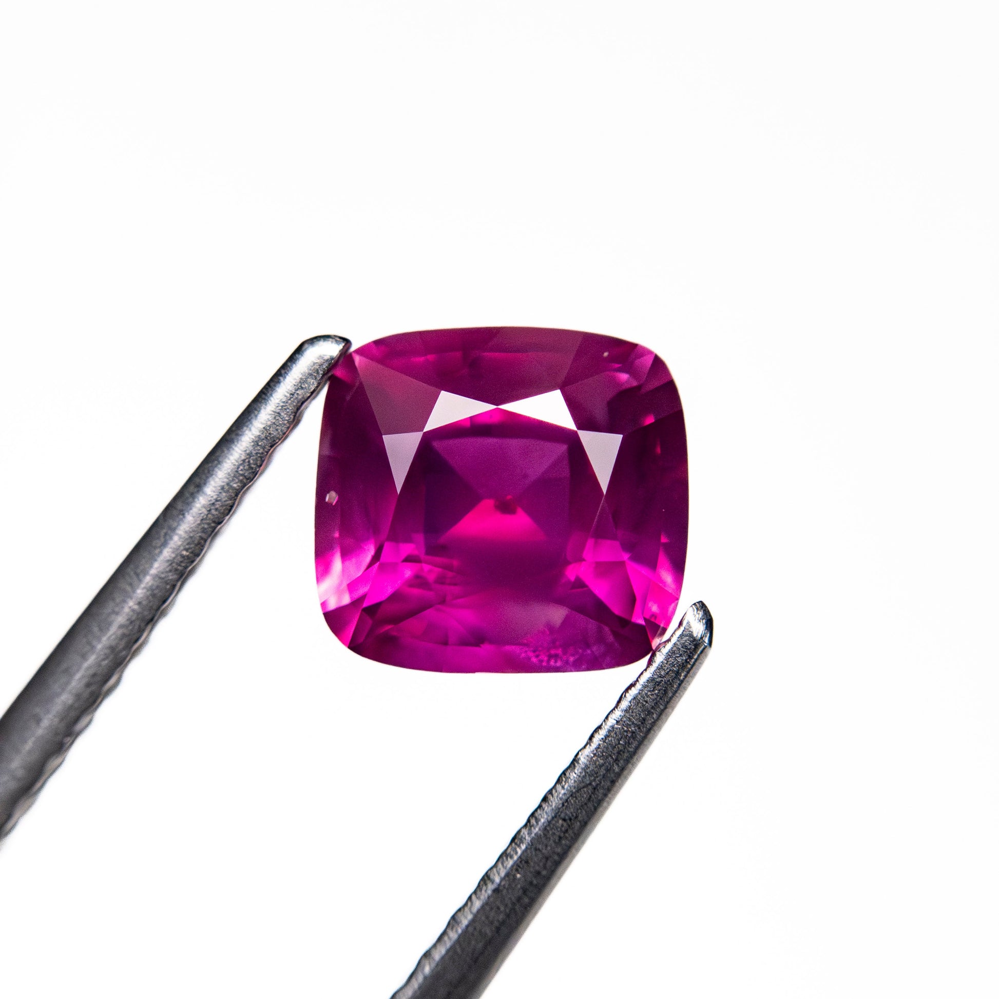 1.27ct 5.84x6.29x3.81mm クッションブリリアントサファイア 27957-19