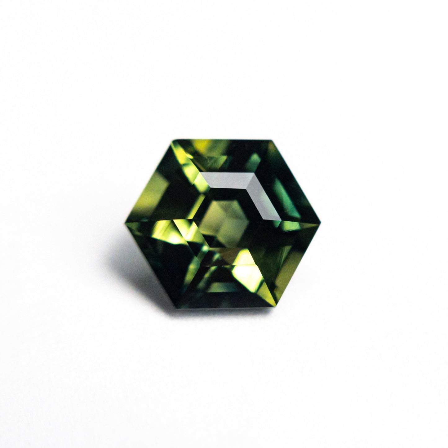 2.36カラット 8.54x7.38x4.95mm ヘキサゴンステップカットサファイア 25385-01