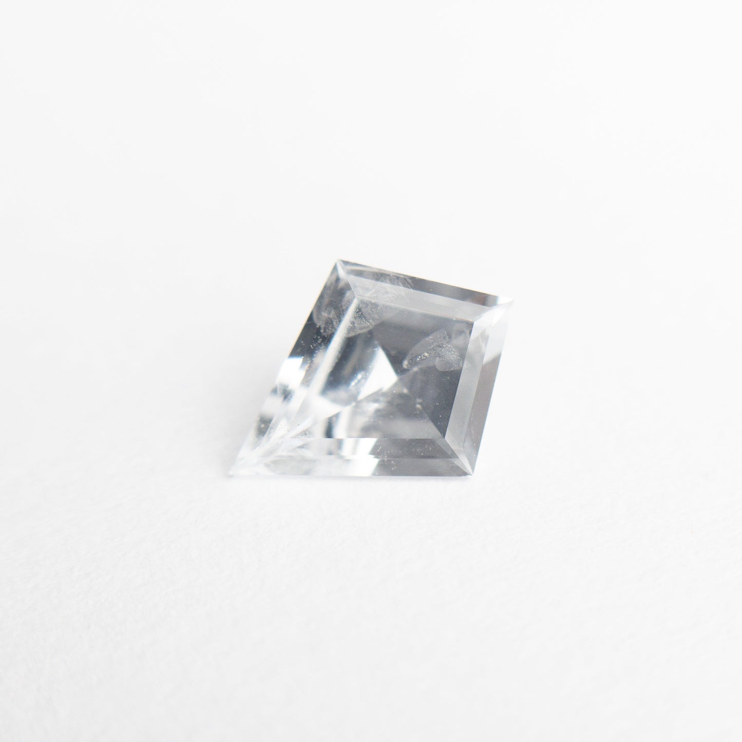 0.71ct 8.37x6.44x2.87mm カイト ステップ カット サファイア 21712-01